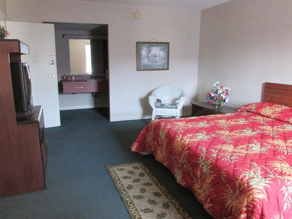 New Valdosta Inn And Suites Room photo