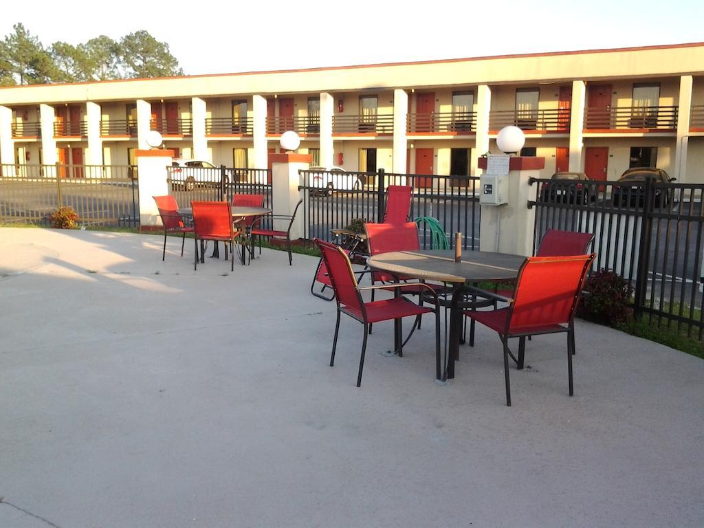 New Valdosta Inn And Suites Exterior photo