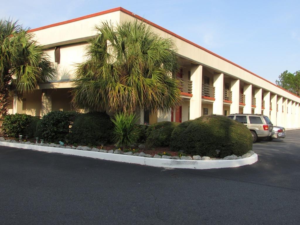 New Valdosta Inn And Suites Exterior photo